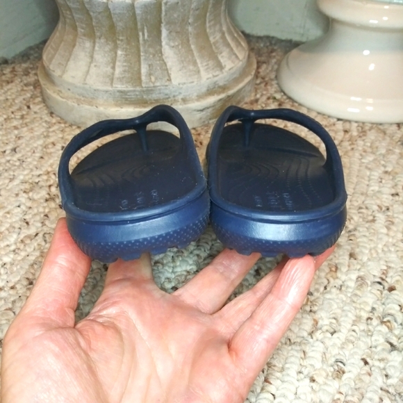 CROCS Child's Classic Navy Flip-Flop Sandals - Picture 6 of 9
